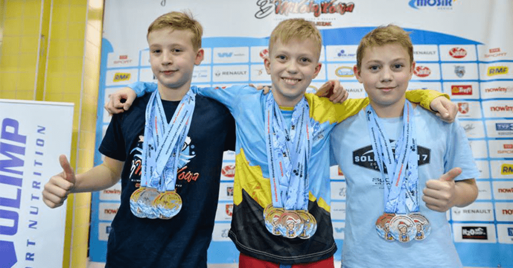 Chłopcy na podium z medalami dla pływaków produkcji Modern Forms