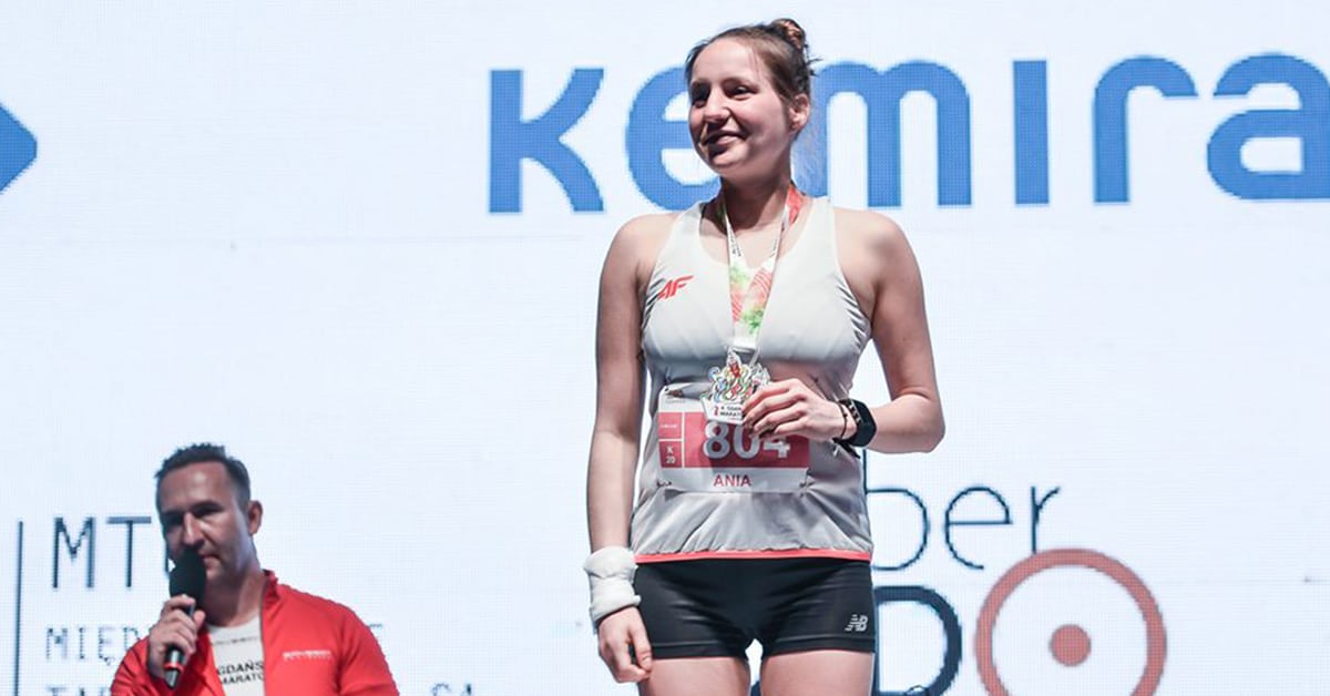 Ania na podium z medalem sportowym, 4 Gdańsk Maraton 