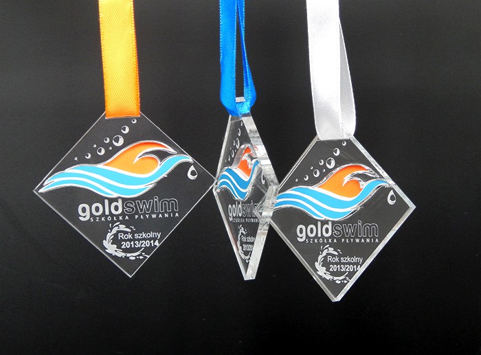 Kwadratowy medal dla uczniów szkoły pływackiej