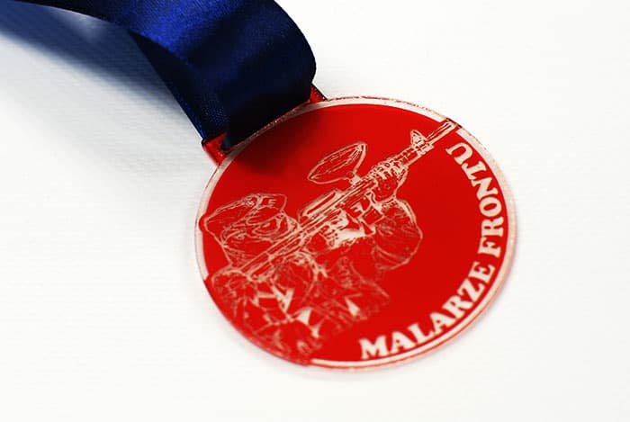 Medal z pleksi barwionej czerwonej