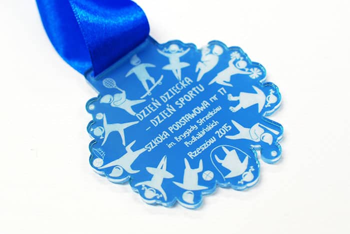 Medal z pleksi barwionej niebieskiej