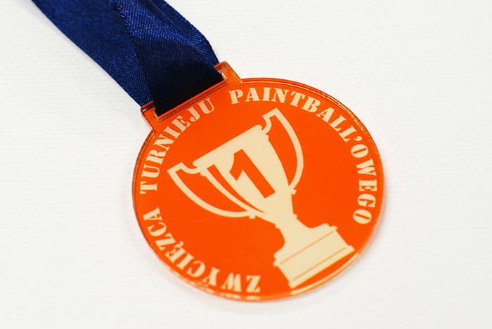 Medal z pleksi pomarańczowej barwionej
