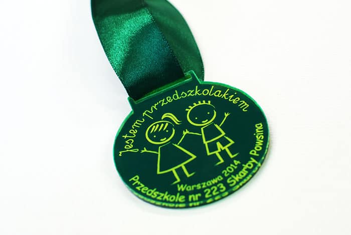 Medal dla dzieci z pleksi barwionej