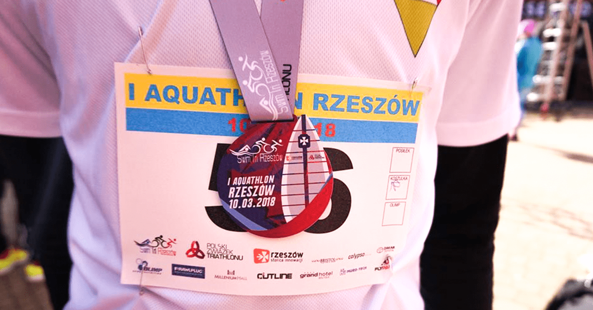 Medal sportowy na szyi zawodnika I Aquathlon Rzeszowski