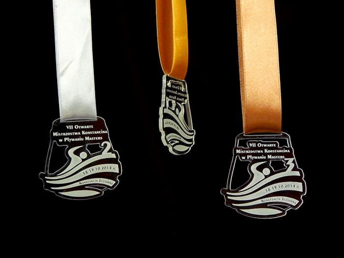 Medale dla pływaków z pleksi